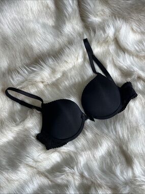 VICTORIA’S SECRET SILKY•ELEGANT ‘PUSH UP’ BRA CLASSIC•SEXY•LACE SIDES AND TRIM